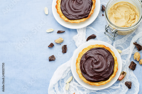 Canvastavla tartlets with peanut butter mousse and chocolate