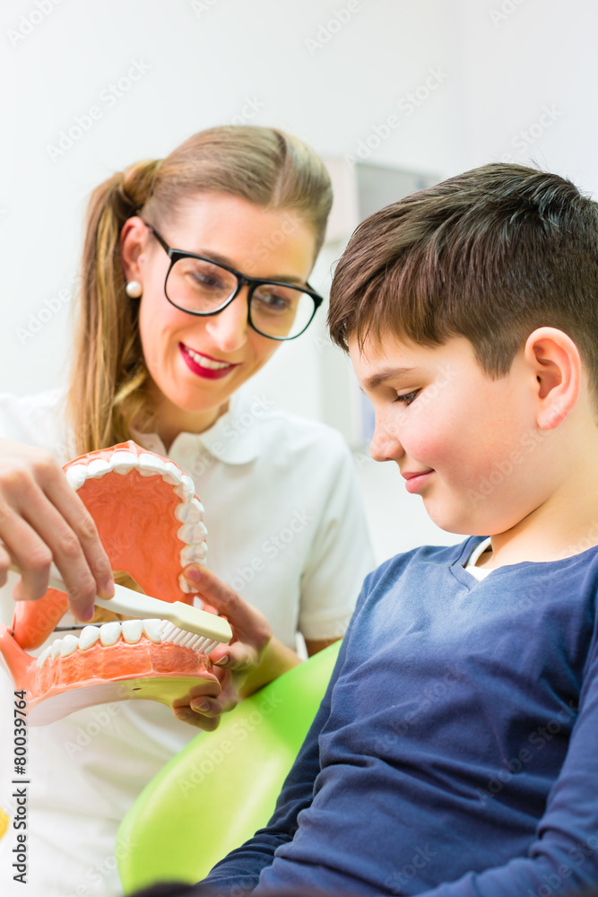 Zahnärztin erklärt Junge Zahnspange 