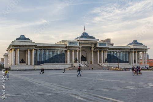 Cuadro en lienzo Government Palace with Genghis Khan statue