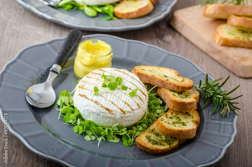 Grilled camembert with herbs, baquettes