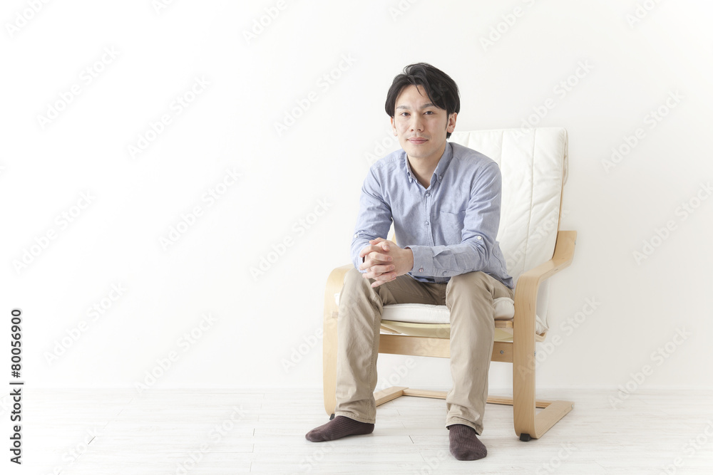 椅子でくつろぐ男性 椅子でくつろぐ男性