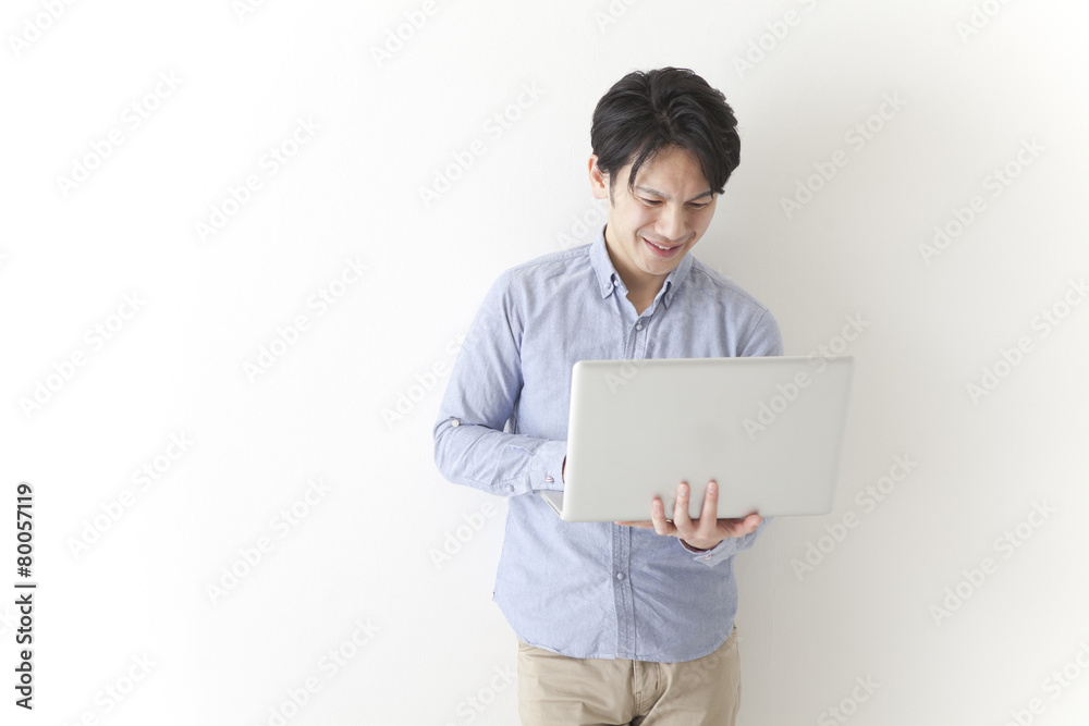 PCを操作する男性