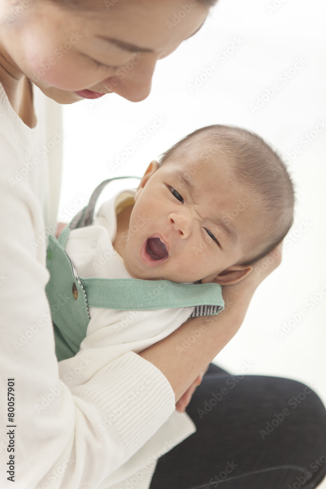 赤ちゃんをだっこする女性 赤ちゃんをだっこする女性