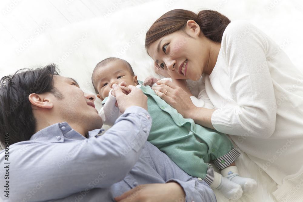 赤ちゃんをあやす夫婦
