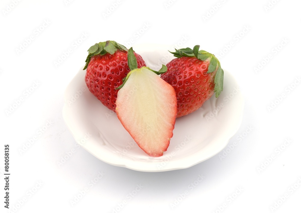 皿のイチゴ二粒半 皿のイチゴ二粒半