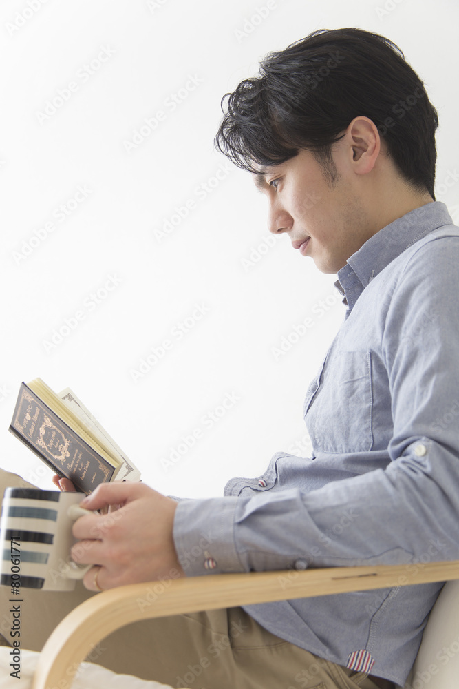 PCを操作する男性 PCを操作する男性