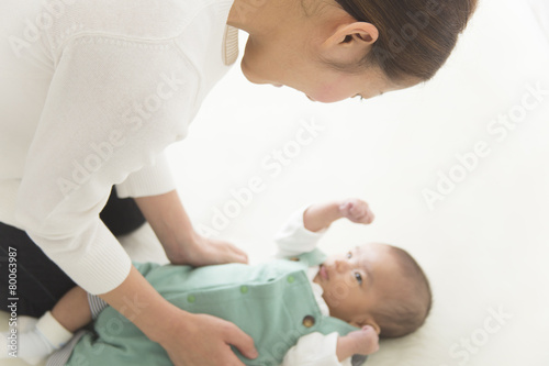 赤ちゃんを寝かしつける女性