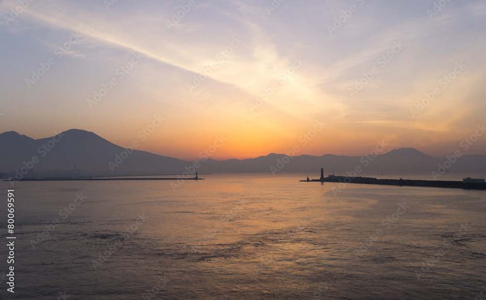 Hafeneinfahrt Neapel bei Sonnenaufgang