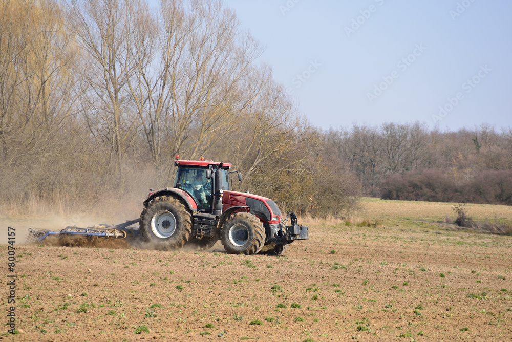Traktor auf Feld Traktor auf Feld
