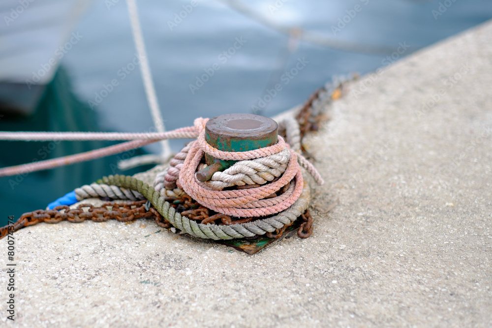 Rope on the prow