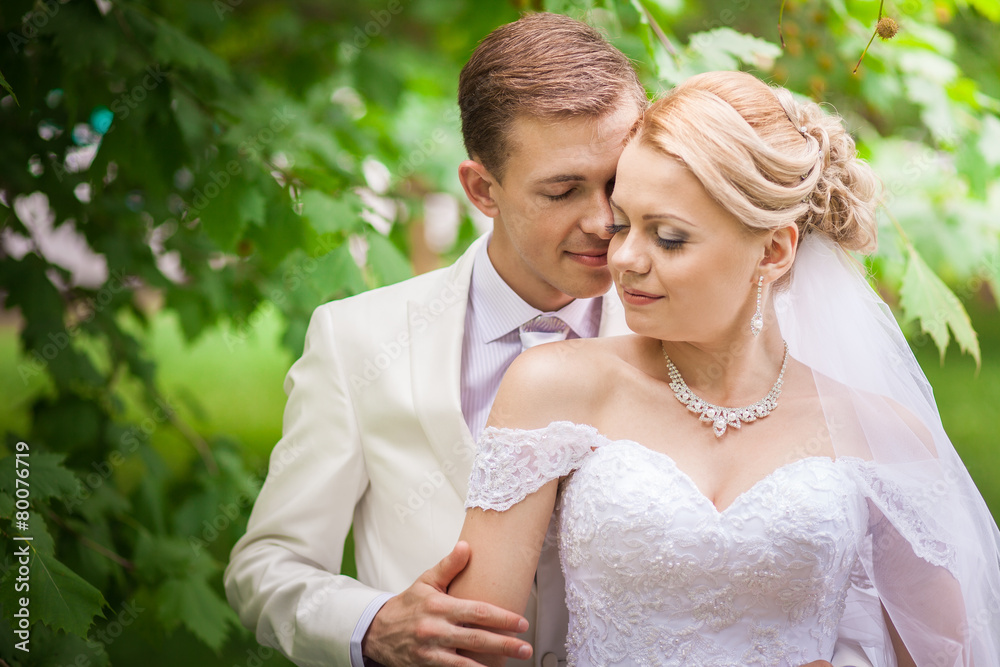 gentle kiss, wedding gentle kiss, wedding
