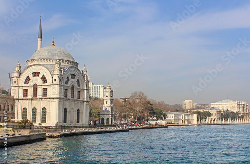 Obraz na płótnie Dolmabahce Mosque and Dolmabahce palace in Istanbul, Turkey w salonie