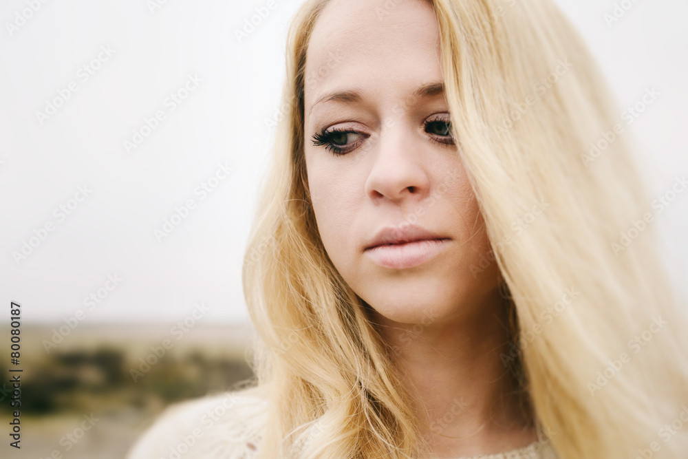 Naklejka premium young sensual girl blonde in windy fall outdoors