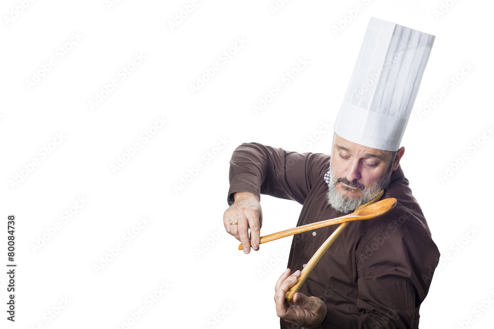 Cocinero simulando tocar el violín sobre un fondo blanco Cocinero simulando tocar el violín sobre un fondo blanco