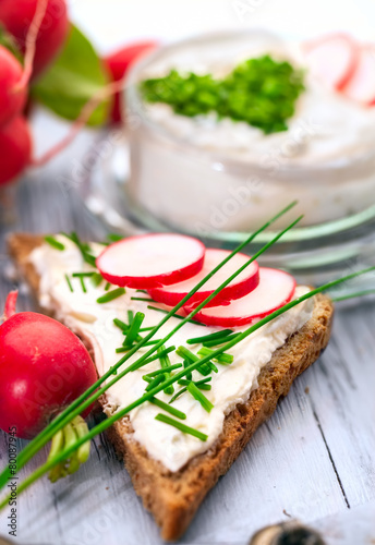 Quark mit Schnittlauch und Vollkornbrot
