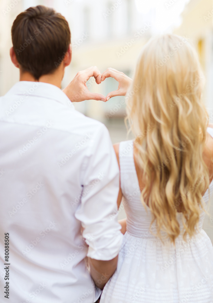 Fototapeta premium romantic couple in the city making heart shape