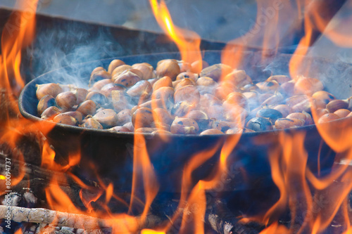 cottura castagne sul fuoco photo