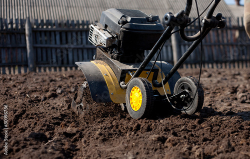 Εκτύπωση καμβά Garden tiller to work