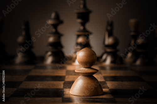 Fotografia Chess. White pawn against all black.