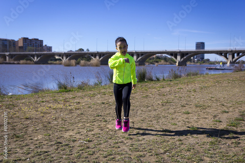 Chica joven haciendo ejercicio junto al rio en Badajoz, España