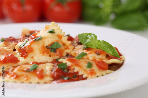 Italienische Nudeln Ravioli mit Tomaten und Basilikum Pasta Geri