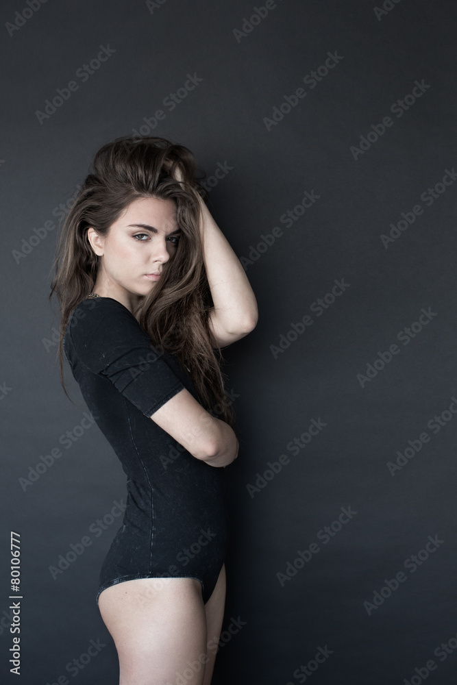 Chica sensual tocándose el pelo Chica sensual tocándose el pelo