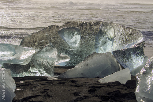 Islanda: iceberg trasparenti sulla piaggia nera photo