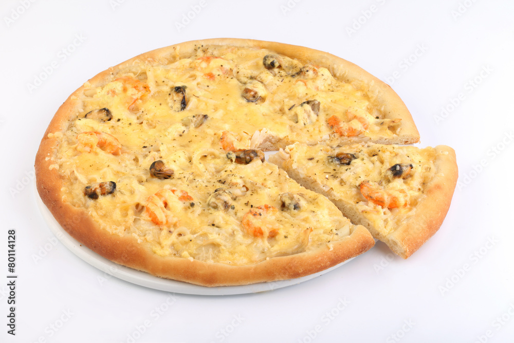 Пицца с морепродуктами на белом фоне