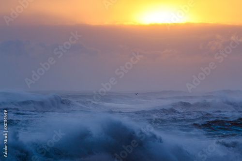 Il mare in Islanda: onde al tramonto