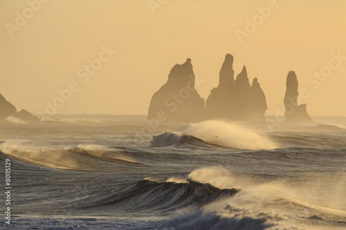 Il mare in Islanda: spiaggia nera di Vik, mare in tempesta