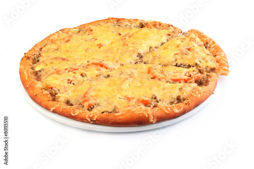 Итальянская пицца с мясом на белом фоне