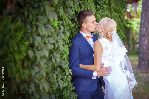 bride and groom, green wall