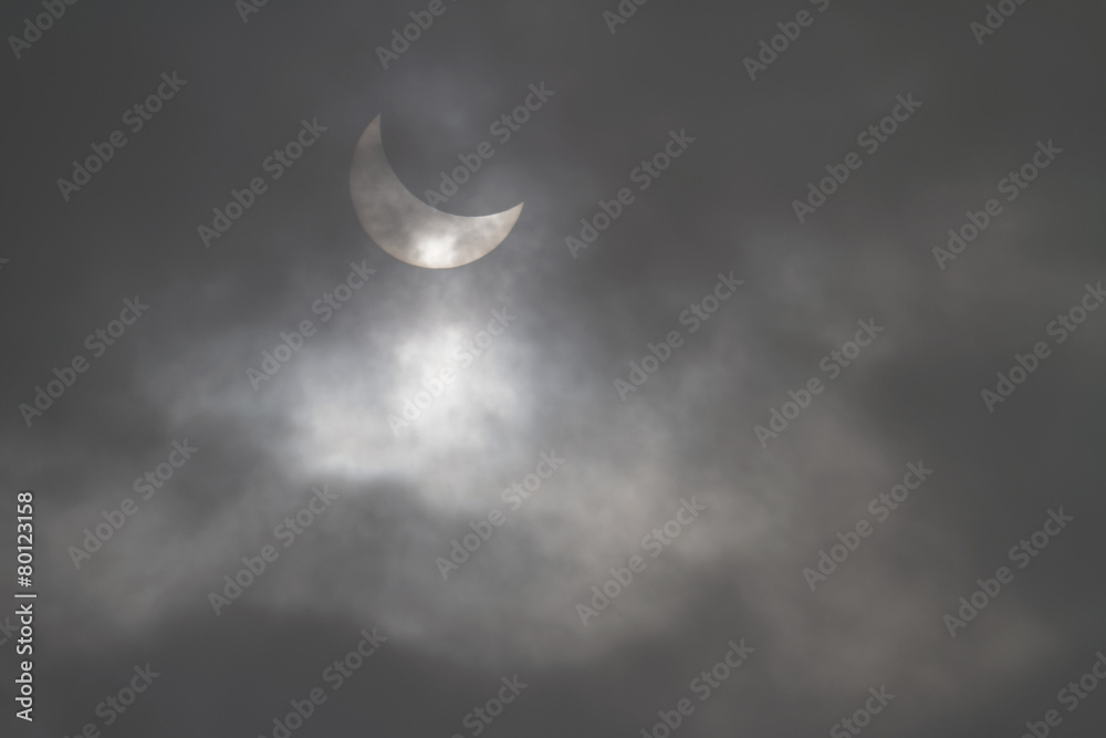 Eclipse solaire partielle à travers les nuages Eclipse solaire partielle à travers les nuages