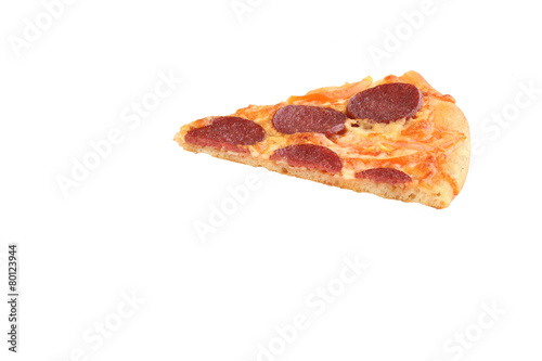 Кусок пиццы с салями на белом фоне