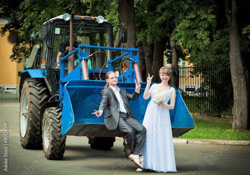 Wallpaper Mural newlyweds on a tractor in park Torontodigital.ca