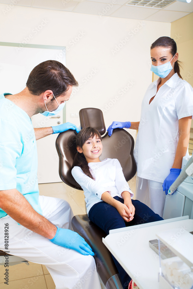 Fototapeta premium Kleines Mädchen beim Zahnarzt