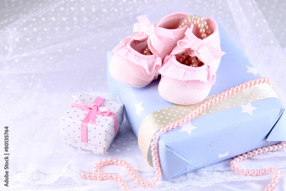 Naklejka premium Pink baby boots with gift close-up
