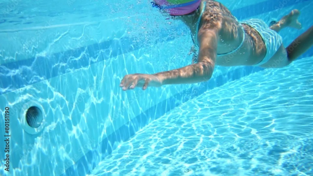 Little girl swimming under water in the pool in swimming glasses Stock ...