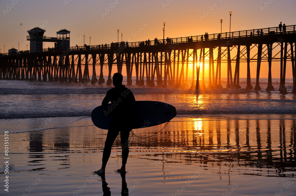 Φωτογραφία Surfer near the Oceanside Pier, Southern California, USA