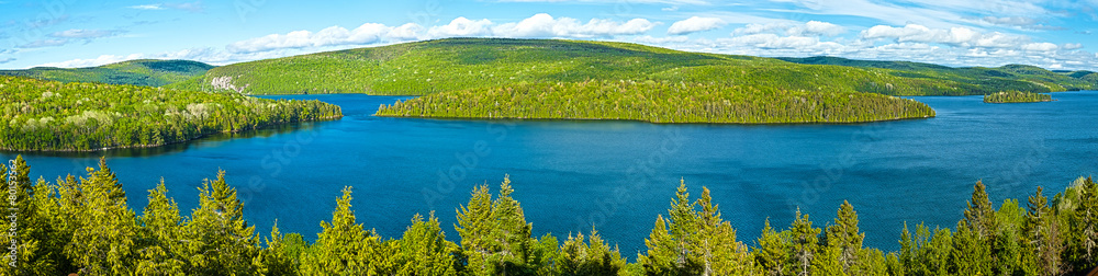 Naklejka premium jezioro sacacomie w quebec kanada