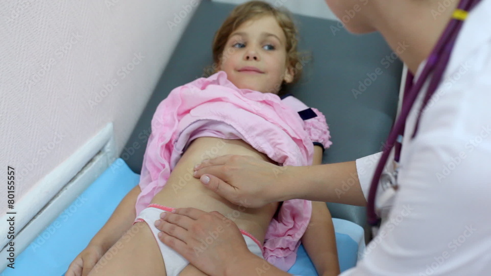 woman doctor surveys hands little girl lying on couch Видео Stock | Adobe Stock 