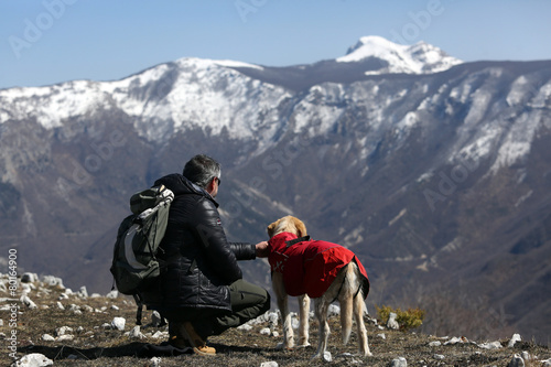 uomo e cane in montagna © marco iacobucci