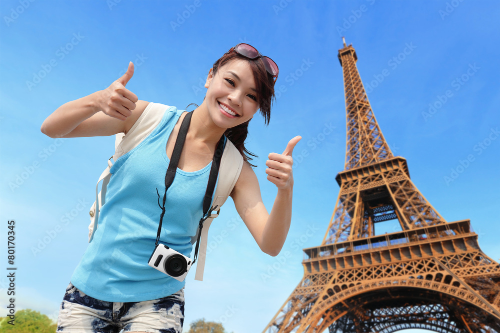 Obraz premium Happy travel woman in Paris