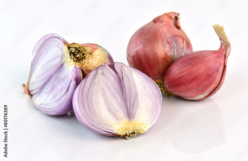 Fototapeta premium shallots on white background