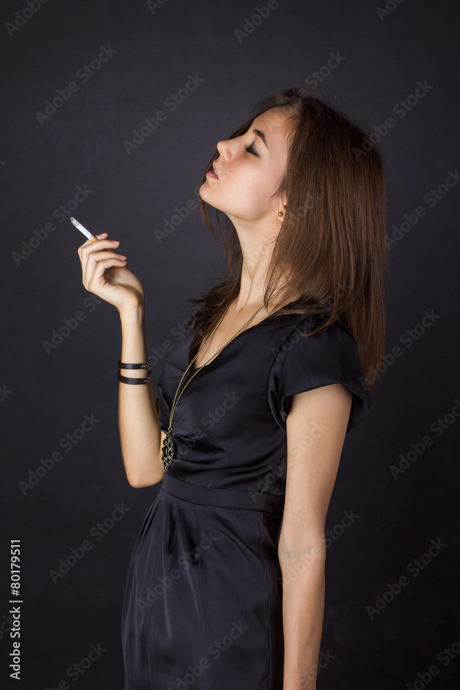 Obraz premium portrait of a girl with a cigarette