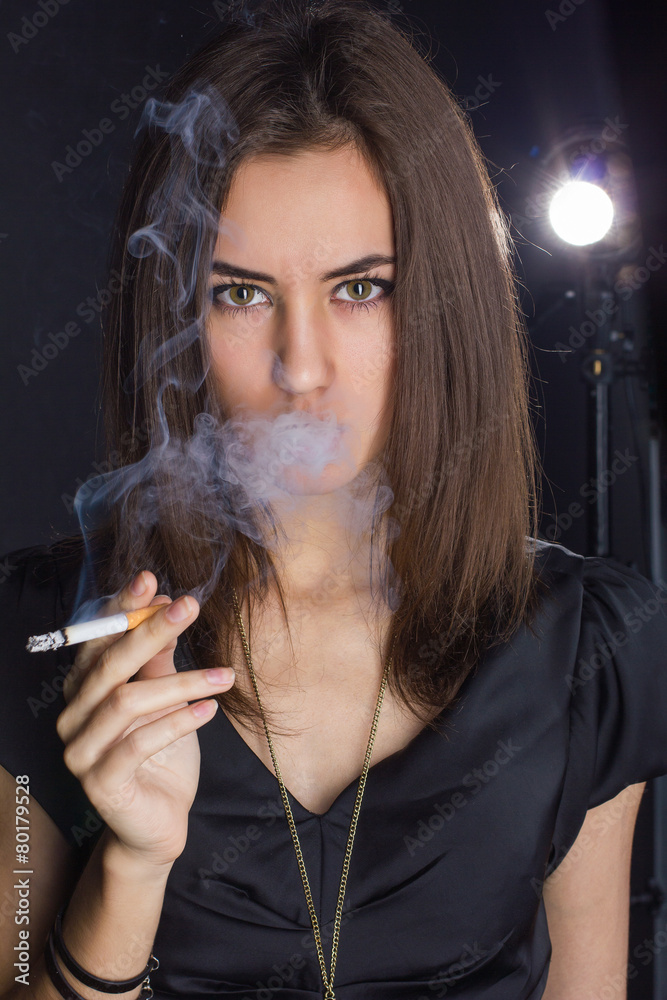 Obraz premium portrait of a girl with a cigarette