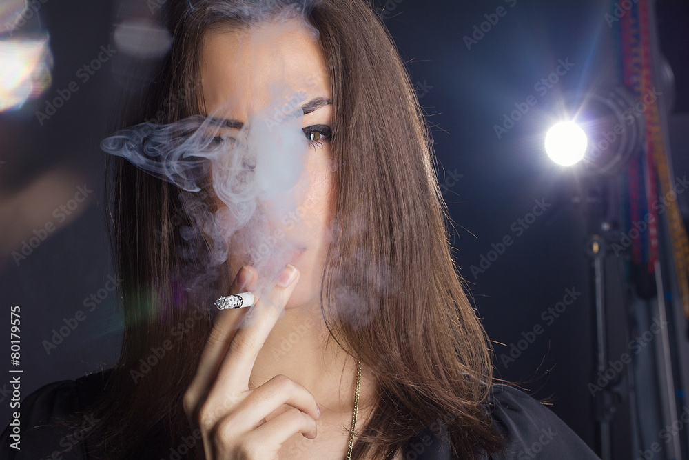 Obraz premium portrait of a girl with a cigarette