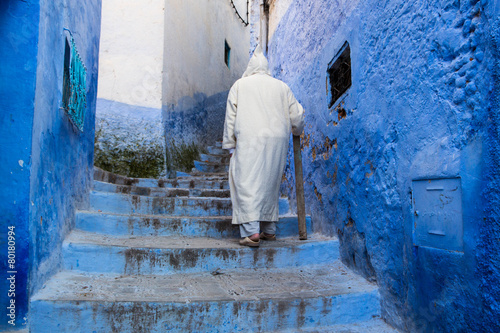 Mann in den Straßen von Chefchaouen photo