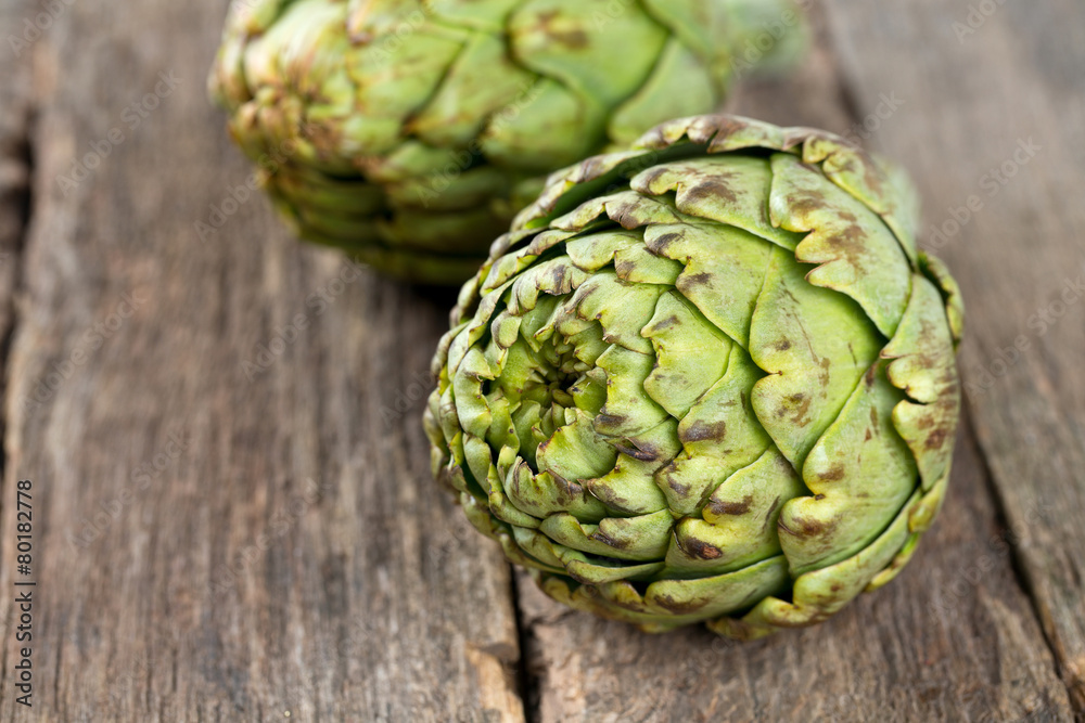 Obraz premium artichokes on old wooden surface