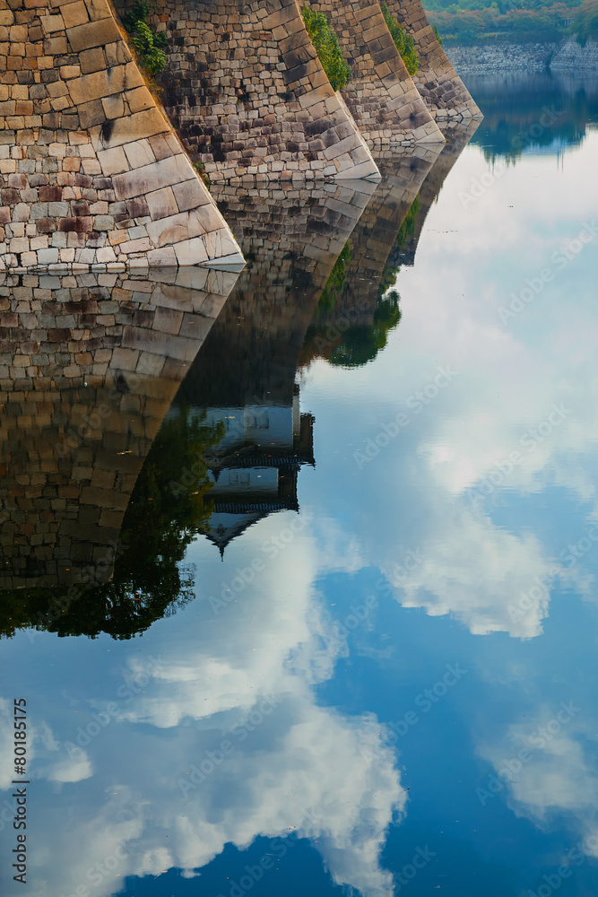Obraz premium Reflection in the Osaka Castle's Moat